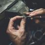 Encuentra un anillo en casa de su abuela y lo tasa a espaldas de su familia: "¿Quieres saber si es de diamante?"