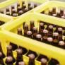 Un hombre ejecuta su plan para manipular el precio de la cerveza y todo sale bien hasta que ve venir el de seguridad