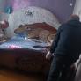 Un alce salta a su casa por la ventana, se instala en su cama y la comedia se convierte en tragedia