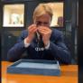 Va a tasar un anillo heredado de su abuela, dudan del diamante y sale de la joyería temblando