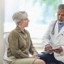 Una pareja de ancianos va al médico, él tiene una miopía gigante y lo que dice ella arrasa