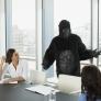Los cinco hábitos que realizan las personas menos inteligentes, según una IA