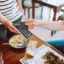 La mujer paga la cuenta en un restaurante y la respuesta de la camarera evidencia que queda mucho por hacer