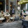Va a la terraza de un bar, el de al lado tiene el volumen del móvil a tope y lo que le dice da la vuelta a la tortilla