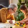 Padres, abuelos o canguros: una psicoterapeuta revela quién es mejor para cuidar a los niños