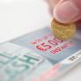 Juega al rasca y gana, cree que ha ganado solo mil euros y cuando el dueño del estanco revisa el ticket corre a avisarle