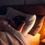 Una doctora sentencia esta postura para dormir: "Es más probable que aparezcan las contracturas"