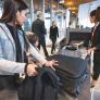 Alerta en los aeropuertos europeos por el aumento de casos de personas que suben al avión sin billete con destino España