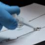 Acude esperanzada a vender unas pulseras de plata que le regaló su ex, le hacen la prueba de valor y tasador y clienta salen descolocados