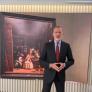 Felipe VI da la sorpresa y aparece analizando 'Las Meninas' del Museo del Prado