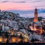 Un Giralda roja se dibuja en el cielo de este pueblo de Córdoba