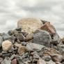 Colocan grandes rocas para impedir que una pareja de jubilados entre en su casa: "Llevamos la compra en carretilla"
