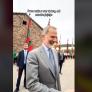 La escena insuperable de Felipe VI: le piden que firme una bandera de España y ojo a su respuesta