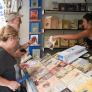 Del 'tú a tú' con los lectores a las dificultades para mantener los clientes el resto del año: así viven los libreros la Feria del Libro