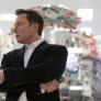 Musk amenaza con "desmantelar" la nave Dragon y recoge cable horas después