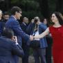 Ayuso cumple su promesa y se levanta de la mesa después de que Pradales e Illa hablasen en euskera y catalán