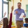 Un profesor de colegio, cansado, alza la voz por lo que dice que pasa mucho con alumnos y padres: "Agotador"