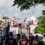 Washington se tiñe de arcoíris y clama contra Trump: "Nuestros derechos no se tocan"