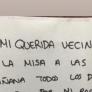 Dejan una nota para la vecina que pone la misa los domingos: ella la lee y su respuesta le abre las puertas del cielo