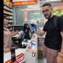 Unos españoles enseñan el método para pagar en un supermercado de China y el debate es intenso: "Control absoluto"