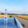 El código secreto que se esconde detrás de las botellas de agua en el techo de los coches