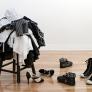 La psicología encuentra una explicación emocional para los que dejan siempre la ropa acumulada en la silla