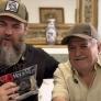 Abren y prueban una ración de supervivencia alemana de 24 horas y sus reacciones conquistan a una multitud