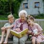 Encuentran una gran diferencia entre las abuelas maternas y paternas en el cuidado de los nietos