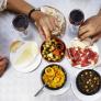 Nada de ensaladilla o pincho de tortilla: esta es la tapa que triunfa en los bares españoles