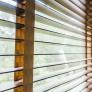 No es solo decoración: así es como las persianas de madera pueden cambiar tu casa