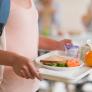 El comedor da porciones miserables, el ayuntamiento lo niega y los padres se arman con básculas para pesar los platos