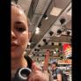 Entran en un supermercado de Alemania y al levantar la vista alucinan con lo que hay por todo el techo