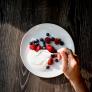 Una nutricionista no puede ser más clara sobre la cena que muchos hacen de sólo fruta y yogur