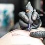 Un tatuador se equivoca al tatuar una fecha con números romanos y la solución que se le ocurre es tan delirante como efectiva