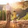 Un psicólogo tiene una explicación por la que algunos abuelos parecen prestar menos atención a sus nietos