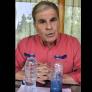 Pedro Ruiz usa dos botellas de plástico para intentar dejar claro si se puede acabar con la corrupción