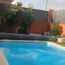 Su padre instala una ducha al lado de la piscina y da para un premio a la creatividad: ojo a dónde lo hace