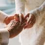 Vuela 14 horas para ir a la boda de sus amigos y cuando llega el chasco se escucha desde allí