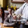 Es una estafa muy común en los restaurantes y en varias ocasiones viene ordenada por el jefe