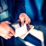 Se sube al tren para llegar a tiempo a quimioterapia, no paga el billete a tiempo y le toca el peor revisor posible