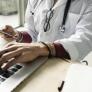 Descubren que su título no es válido, tendrá que repetir 8 exámenes pero ya lleva 16 años como doctora