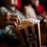 Va al cine, le toca sentarse junto a una pareja que no dejaba de hablar y el desenlace es de película de Netflix