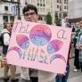 "A todos nos han dicho eso de 'en realidad eres gay, pero no quieres salir del armario": la invisibilización de los hombres bisexuales