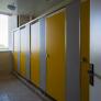 Un estudiante salta por la ventana del baño por miedo, acude la alcaldesa y descubre las clases en la oscuridad