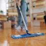 Adiós al vinagre: el trucazo de experto para dejar el parquet como nuevo con un artículo de cocina