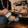 Les ponen un café muy caliente y cuando el hostelero oye lo que proponen para solucionarlo se arma el lío
