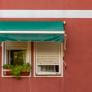 Jordi Martí, arquitecto, sobre tener este color de toldo: "Es como tener un radiador frente a la ventana"