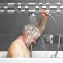 Un dermatólogo advierte lo que no deberías hacer en la ducha: "Rara vez está justificado"