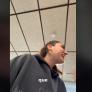 La clienta de una cafetería se maravilla por cómo trabaja la camarera, se lo dice y la reacción de ella explica mucho de la sociedad