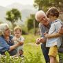 Un psicólogo pide a los abuelos y abuelas dejar de decir estas frases tan populares a sus nietos
